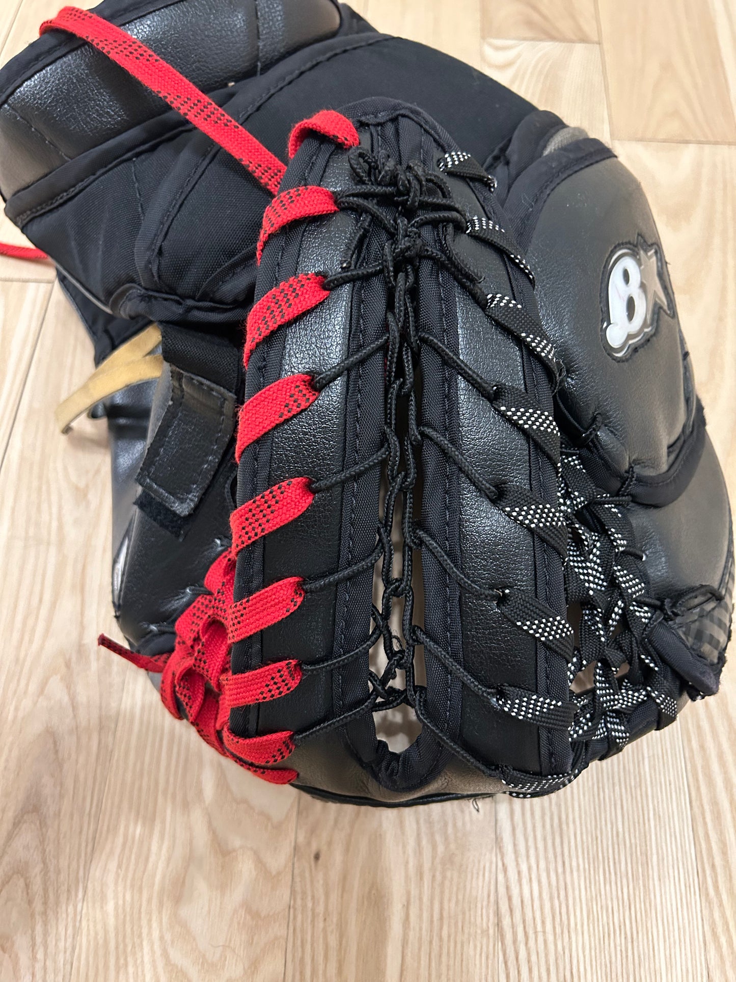 Goalie Glove Skate Lace Pocket (2 colors)